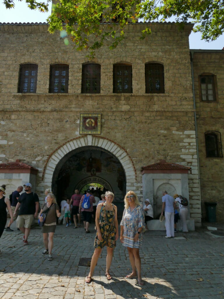 Antoaneta und Irmgard vor dem Haupteingang ins Kloster