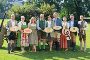 Von links nach rechts - Christian Pöpperl (Stiegl), Landesbäuerin Claudia Entleitner, Johanna Steingrass (SalzburgMilch), Leo Bauernberger (SalzburgerLand Tourismus), Landeshauptfrau Karoline Edstadler, Maximilian Gössl, Eveline Bimminger sowie Christoph Bachleitner (Raiffeisen) und Christian Hemetsberger (Komponist Bauernherbst-Polka)