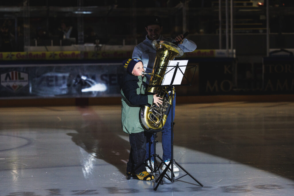ALPS HOCKEY LEAGUE: EK DIE ZELLER EISBÄREN (EKZ) vs HC GHERDEINA VALGARDENA.IT (GHE) aufgenommen am 18.12.2025 in Zell am See