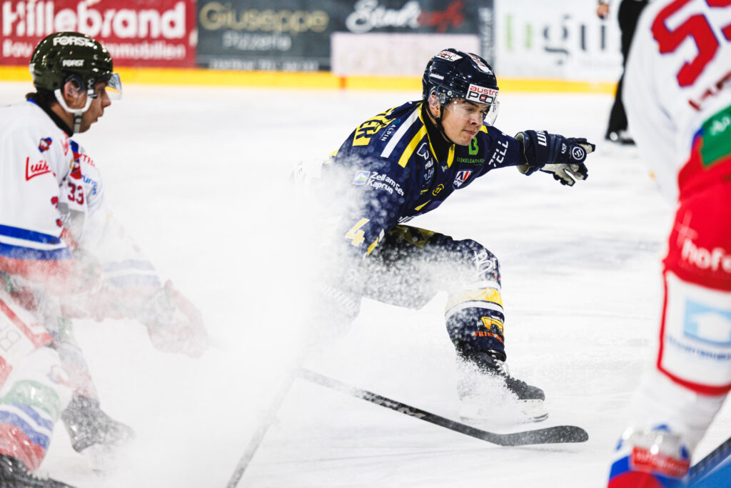 ALPS HOCKEY LEAGUE: EK DIE ZELLER EISBÄREN (EKZ) vs HC GHERDEINA VALGARDENA.IT (GHE) aufgenommen am 18.12.2025 in Zell am See