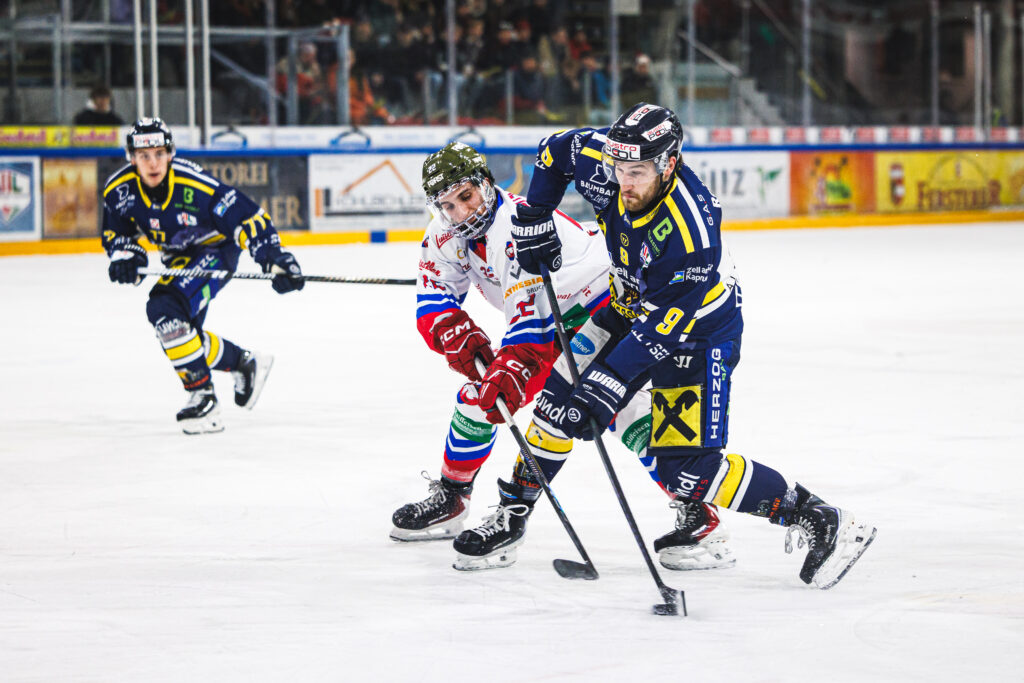ALPS HOCKEY LEAGUE: EK DIE ZELLER EISBÄREN (EKZ) vs HC GHERDEINA VALGARDENA.IT (GHE) aufgenommen am 18.12.2025 in Zell am See