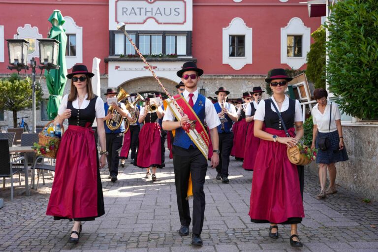 Mit einem großen Fest wurde heute in Saalfelden der zweiten Landespatronin Erentrudis gedacht. Den Gottesdienst leitete Weihbischof Hansjörg Hofer. Landtagspräsidentin Brigitta Pallauf und viele Ehrengäste feierten mit zahlreichen Traditionsvereinen aus der Stadt und der Region.