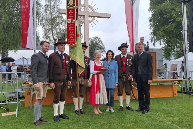 Die Niedernsiller Stefflschützen feiern das 50-Jahr-Jubiläum mit mehr als 30 Kompanien und Vereinen. Im Bild Landeshauptfrau Karoline Edtstadler mit Vizebürgermeister Stefan Höllwerth, Schützenobmann Alfons Ganzer und Schützenhauptmann Andreas Zass mit Fähnrich und Ehrendame sowie Bürgermeister Günther Brennsteiner. 19.07.2026